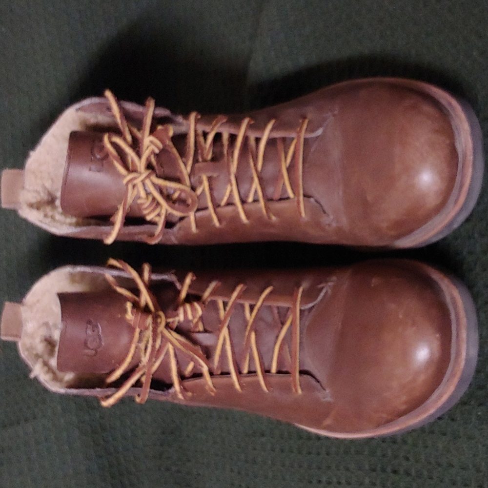 UGG Brompton 10.5M shearling lined boots